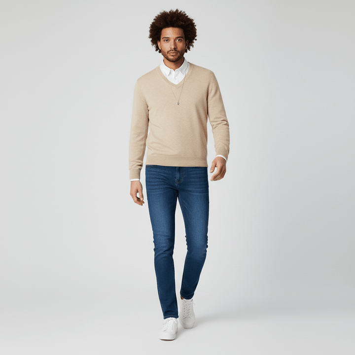 V-ringad herrtröja slim-fit, idealisk för både kontor och lediga dagar.