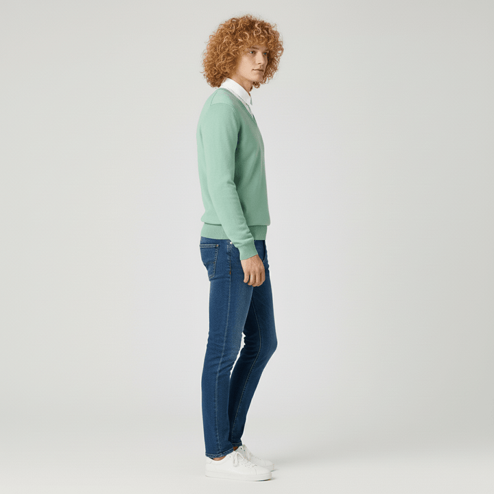 Elegant slim-fit v-ringad herrtröja, perfekt för en sofistikerad look.