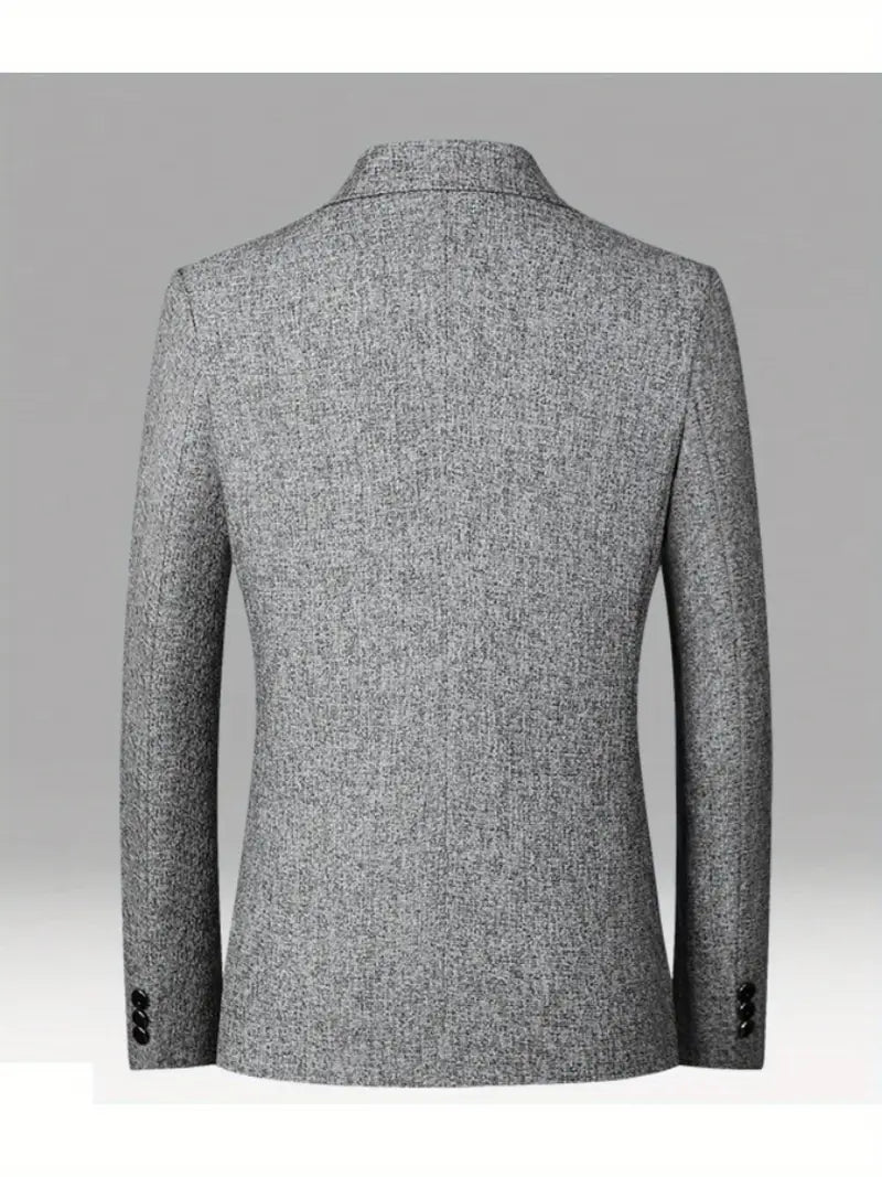 Man bär svart slimfit kavaj i modern stil, demonstrerar herrmode, idealisk för affärer eller fritid.
