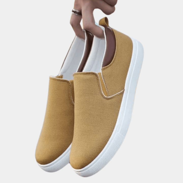 Stiliga herr slip-ons med halkfri sula. Mångsidiga sneakers för både kontor och vardag, erbjuder komfort.