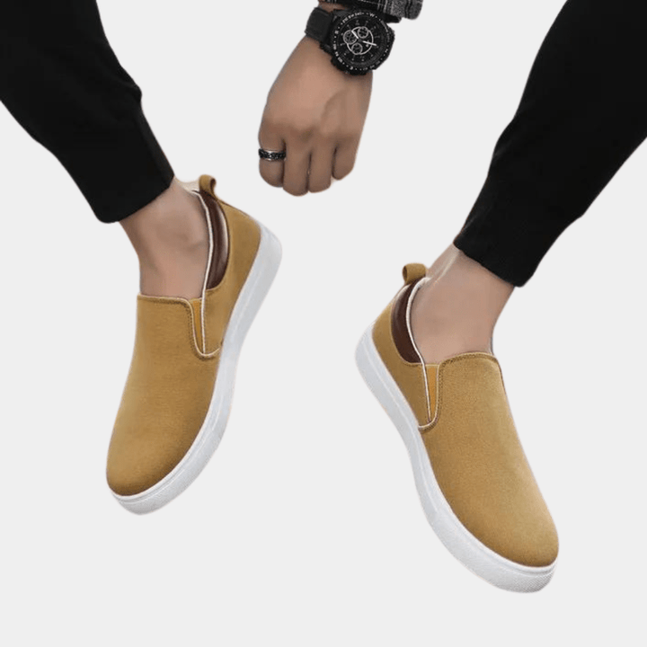 Detaljbild av herr slip-on skor. Mjuka, lätta och bekväma vardagsskor i modern design för alla årstider.