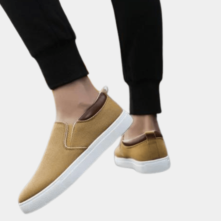 Herr slip-on sneakers på fötter. Bekväma, lätta fritidsskor för en aktiv livsstil, med överlägsen komfort.