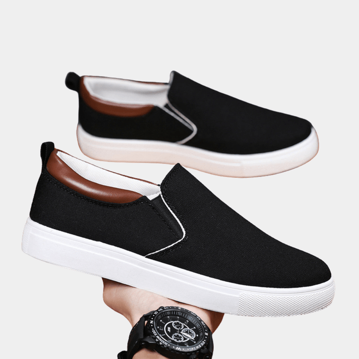 Herr slip-on sneakers med halkfri sula. Ger säkert grepp och stabilitet. Idealiska bekväma vardagsskor för herr.