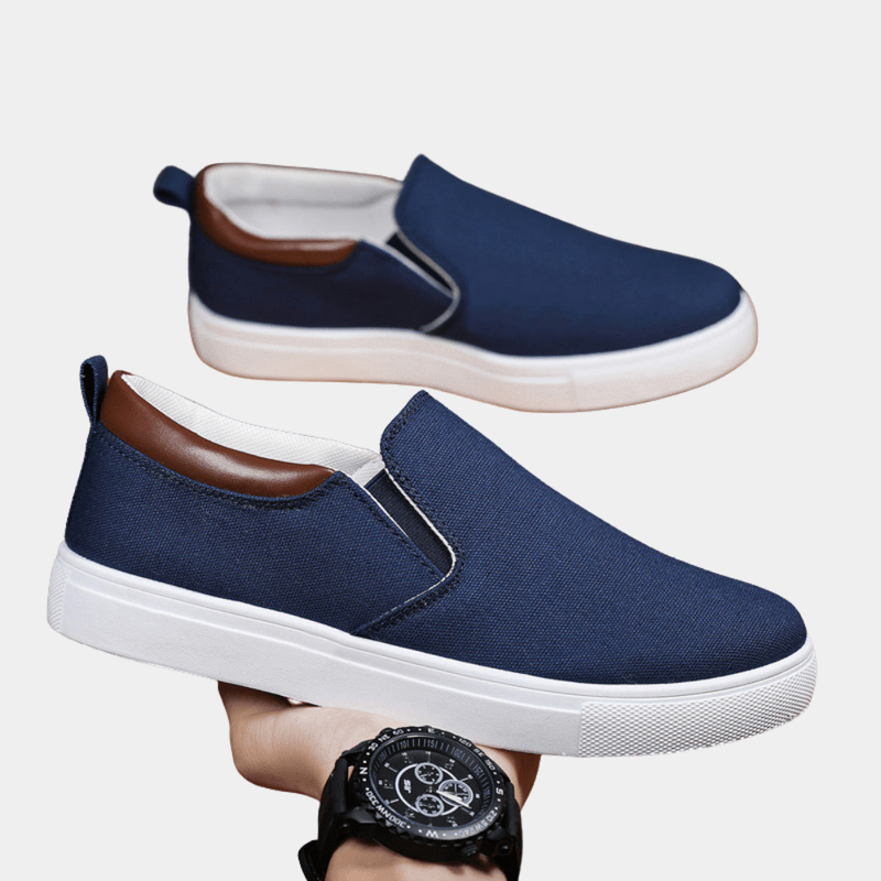 Ett par herr slip-on skor, lätta och bekväma. Perfekta fritidsskor som kombinerar modern stil med praktisk användning.