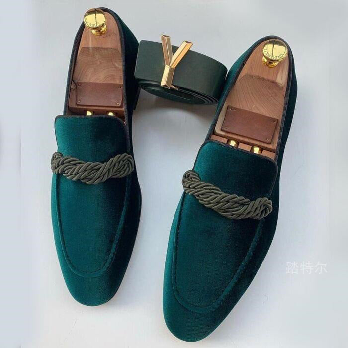 Bekväma herrskor loafermodell i svart velour, perfekta som inneskor.