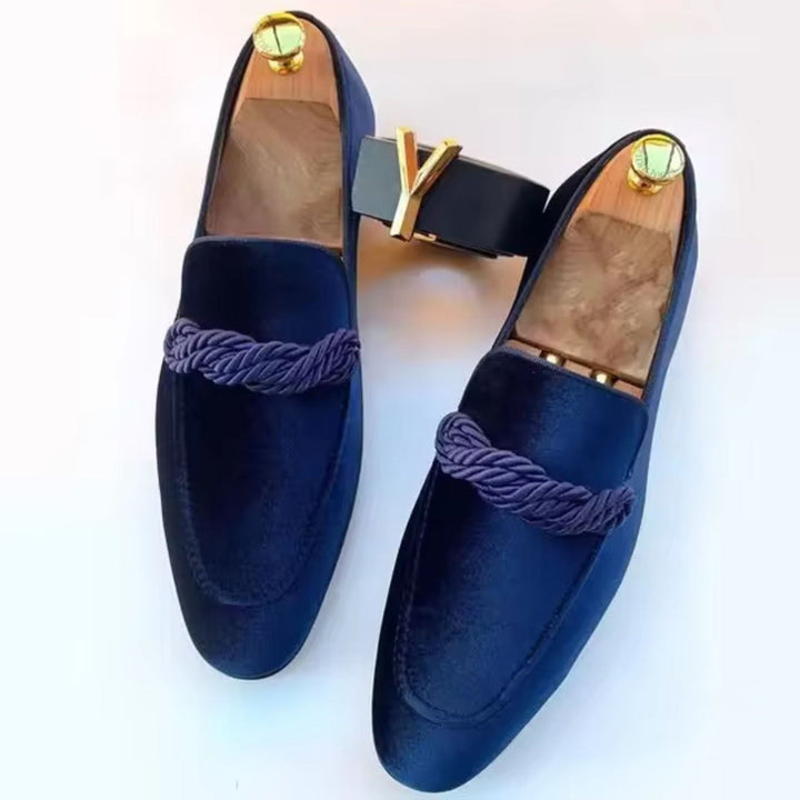 Stiliga slip-on tofflor för män, tillverkade i mjuk velour med mockadetaljer.