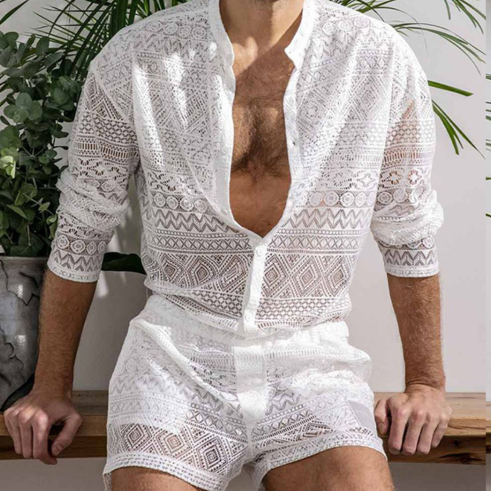 Herr sommarsätt med shorts och kortärmad skjorta. Luftig design för komfort under varma dagar.