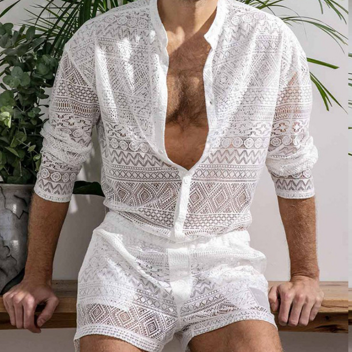 Herr sommarsätt med shorts och kortärmad skjorta. Luftig design för komfort under varma dagar.