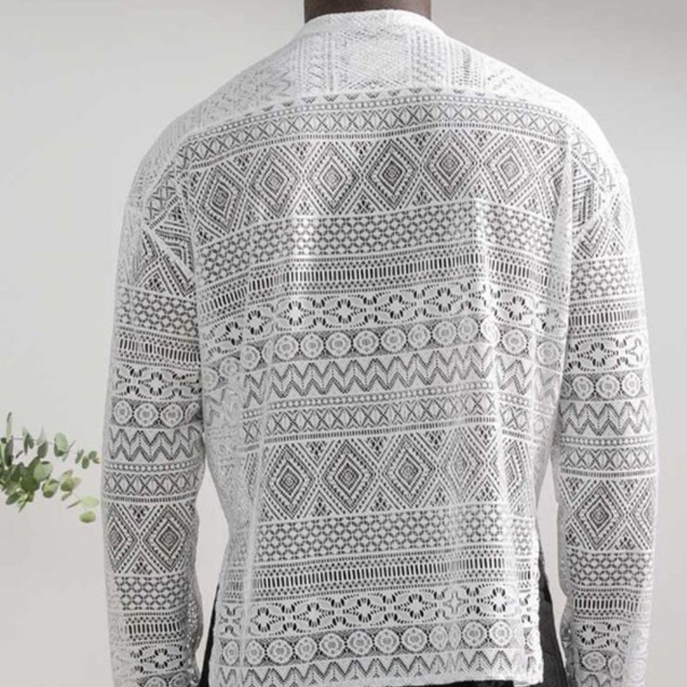 Trendigt matchande herrset med avslappnade shorts och svalkande skjorta, perfekt sommaroutfit.