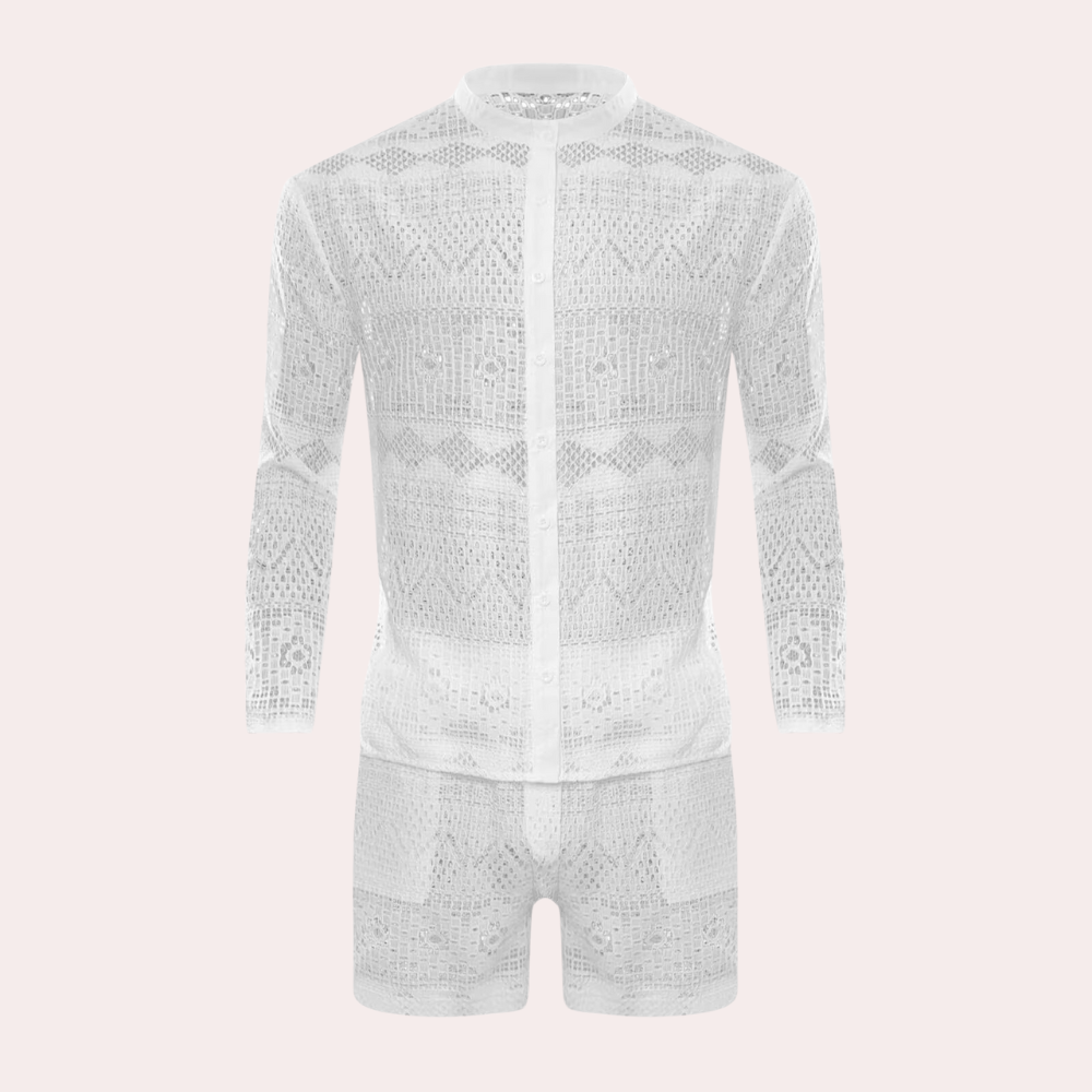 Vitt herrkläder sommarsätt med matchande shorts och skjorta. Elegant och svalkande för strand eller semester.