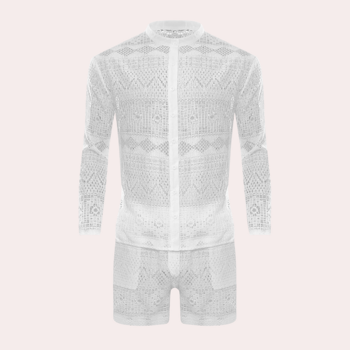 Vitt herrkläder sommarsätt med matchande shorts och skjorta. Elegant och svalkande för strand eller semester.