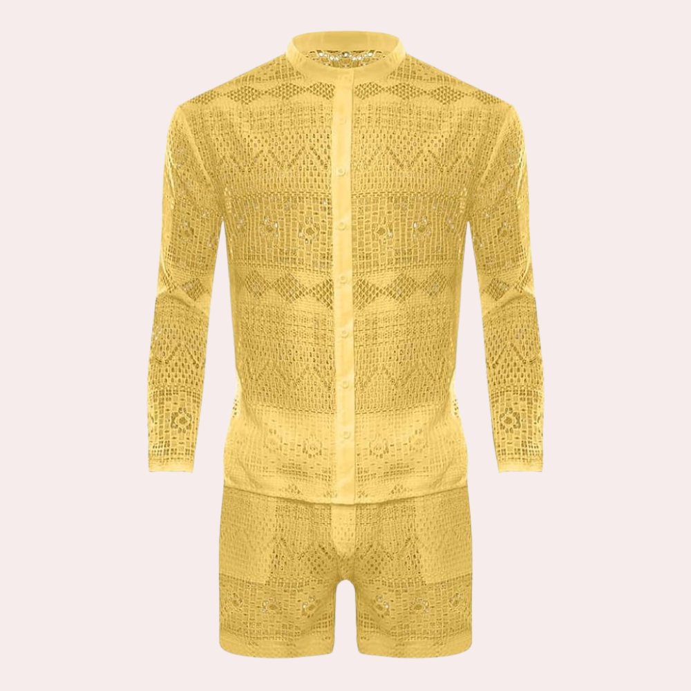 Trendigt herr sommarsätt med matchande shorts och kortärmad skjorta. Idealisk för en svalkande sommarlook.