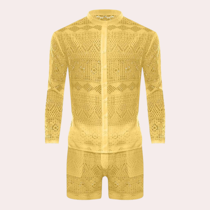 Trendigt herr sommarsätt med matchande shorts och kortärmad skjorta. Idealisk för en svalkande sommarlook.