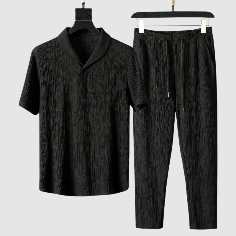 Herr pyjamasliknande sommarset i vit och svart, idealisk för avkoppling.