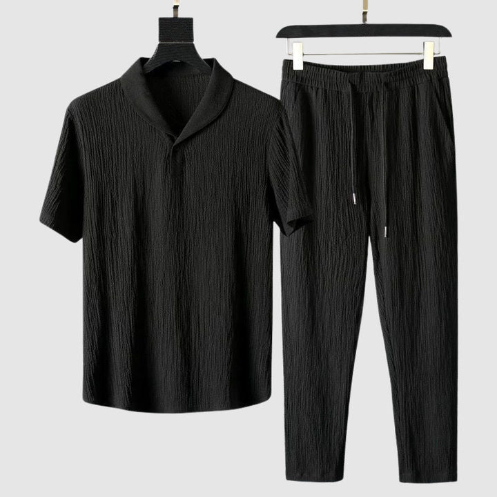 Herr pyjamasliknande sommarset i vit och svart, idealisk för avkoppling.