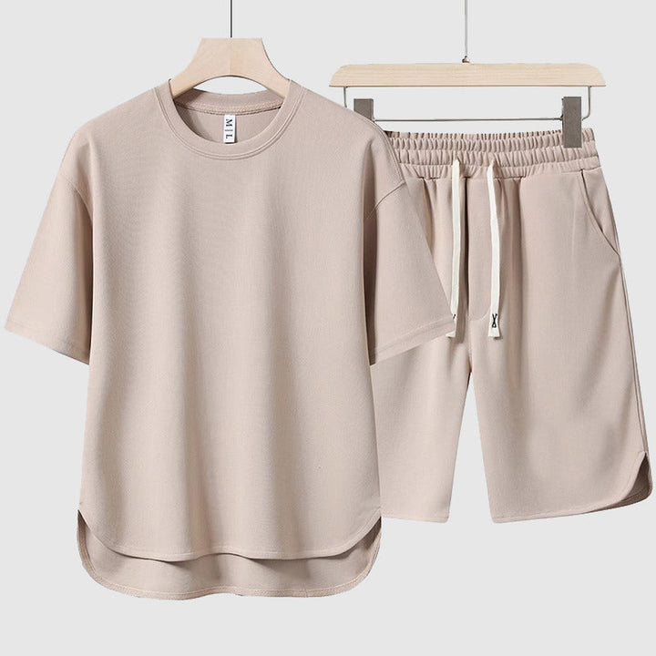 Detaljbild på herrkomfortsetets överdimensionerade t-shirt och andningsbara shorts, perfekt för sommar och avkoppling.
