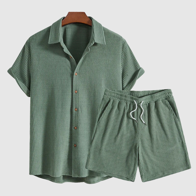 Bekvämt herr fritidsset, kortärmad skjorta och matchande shorts, perfekt för sommar.