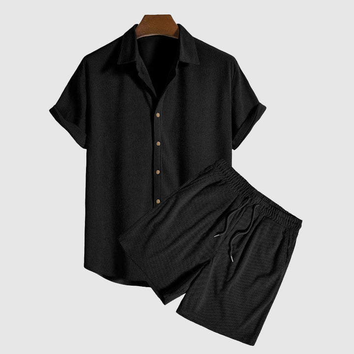 Avslappnat herr sommarset, enfärgad kortärmad skjorta och shorts, en chic ensemble.