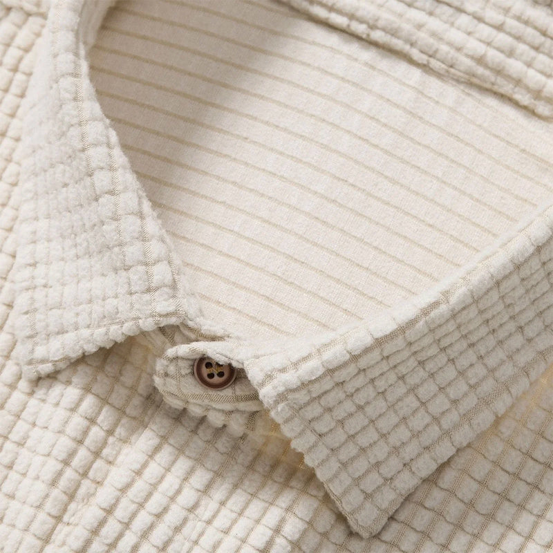 Herrkläder: Kortärmad skjorta och shorts set i bekvämt material, sommarstil.