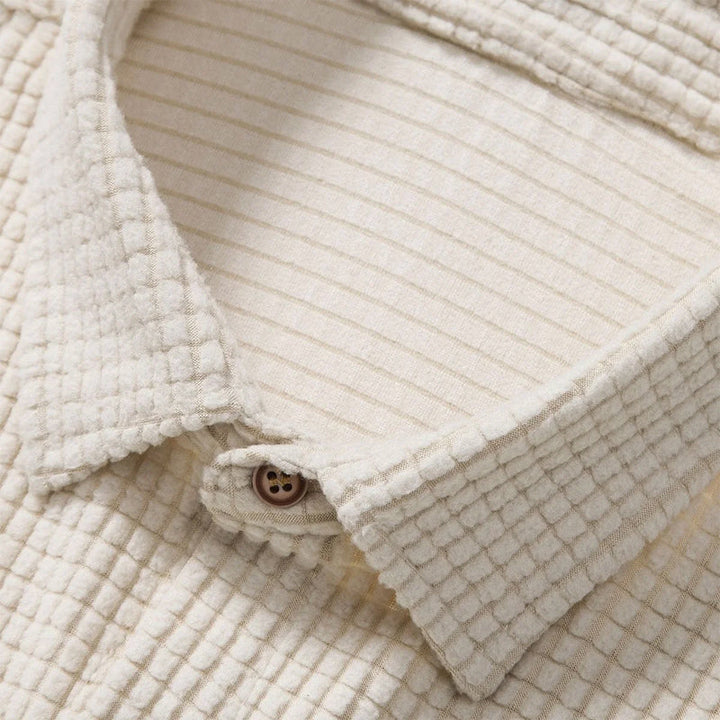 Herrkläder: Kortärmad skjorta och shorts set i bekvämt material, sommarstil.