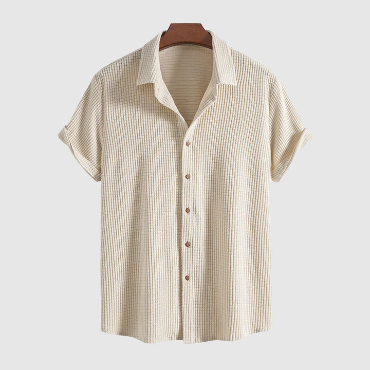 Sommarset för män, kortärmad skjorta och shorts, idealiskt för semester och fritid.