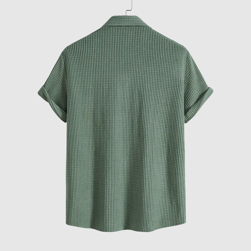 Herr sommaroutfit: Kortärmad skjorta och shorts i matchande design för ultimat komfort.