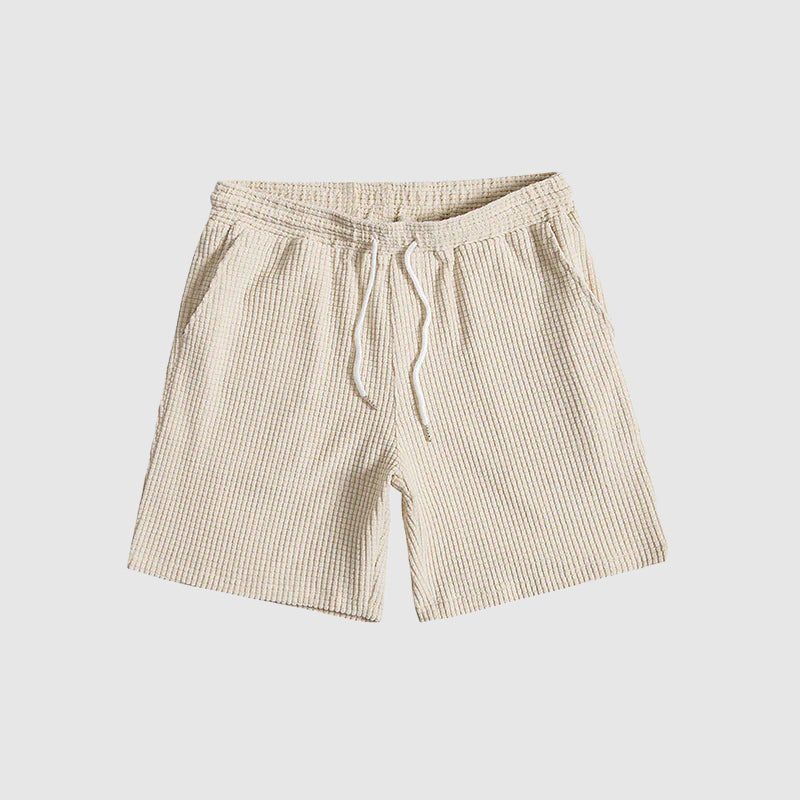 Elegant men avslappnat herrset med kortärmad skjorta och shorts, perfekt för varma dagar.
