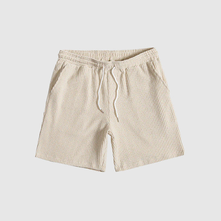 Elegant men avslappnat herrset med kortärmad skjorta och shorts, perfekt för varma dagar.