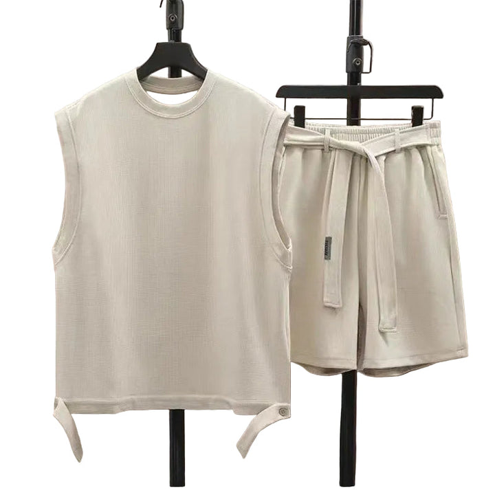 Herr sommarset med ärmlös skjorta och shorts i ledig passform, perfekt för varma dagar.