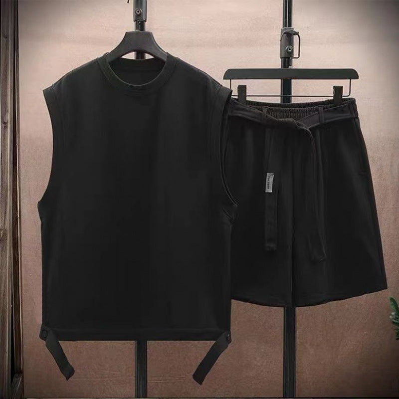 Modell visar bekvämt urbant sommarset för herrar: ärmlös skjorta och matchande shorts.