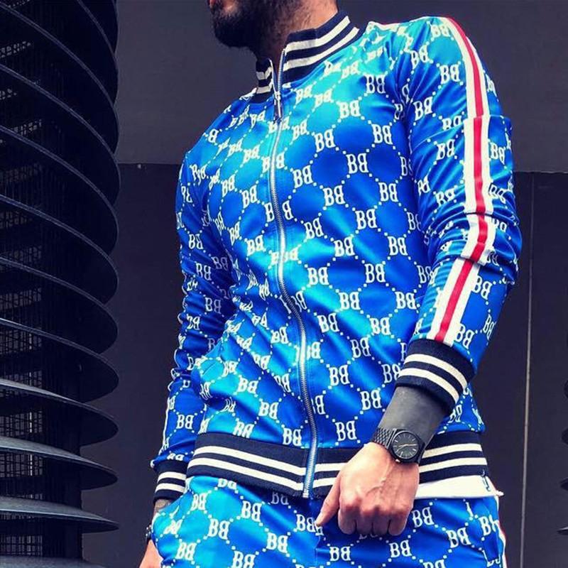 "Herr sportoverall i slitstark polyester med modernt rutnätsmönster i flera färger, slim fit för sport och fritid."