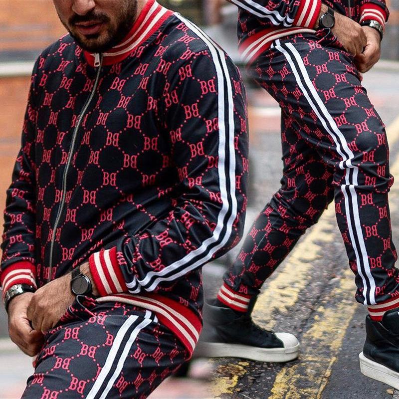 "Herr sportoverall i slitstark polyester med modernt rutnätsmönster i flera färger, slim fit för sport och fritid."