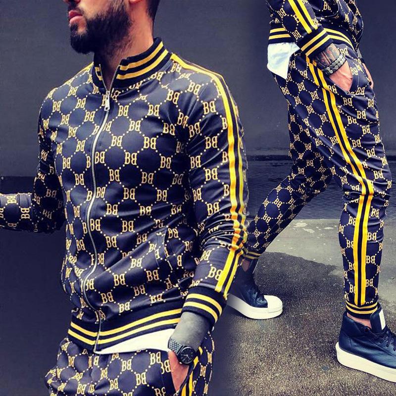 "Herr sportoverall i slitstark polyester med modernt rutnätsmönster i flera färger, slim fit för sport och fritid."