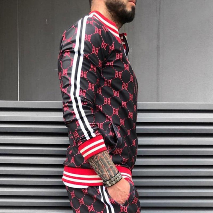 "Herr sportoverall i slitstark polyester med modernt rutnätsmönster i flera färger, slim fit för sport och fritid."