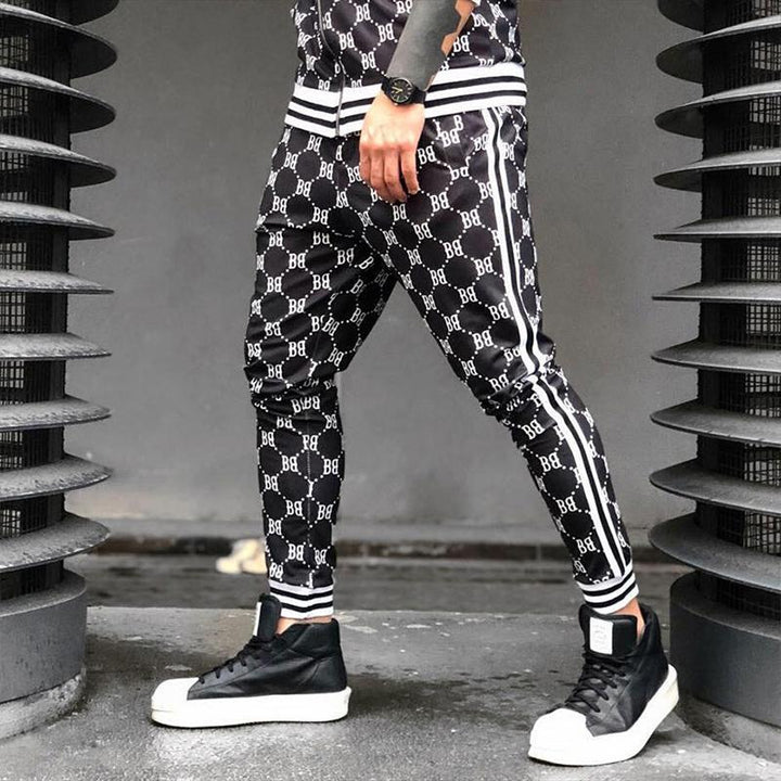 "Herr sportoverall i slitstark polyester med modernt rutnätsmönster i flera färger, slim fit för sport och fritid."