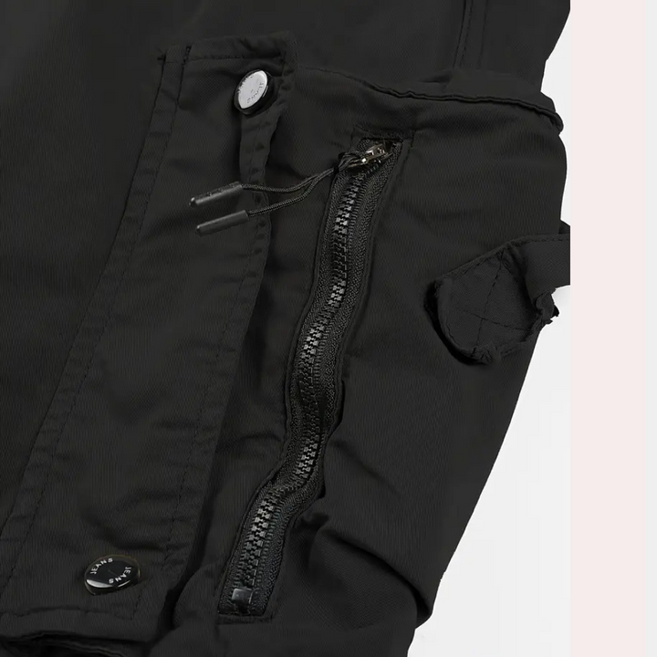 Modell bär bekväma Logan cargobyxor, visar stil och passform för en modern herrlook.