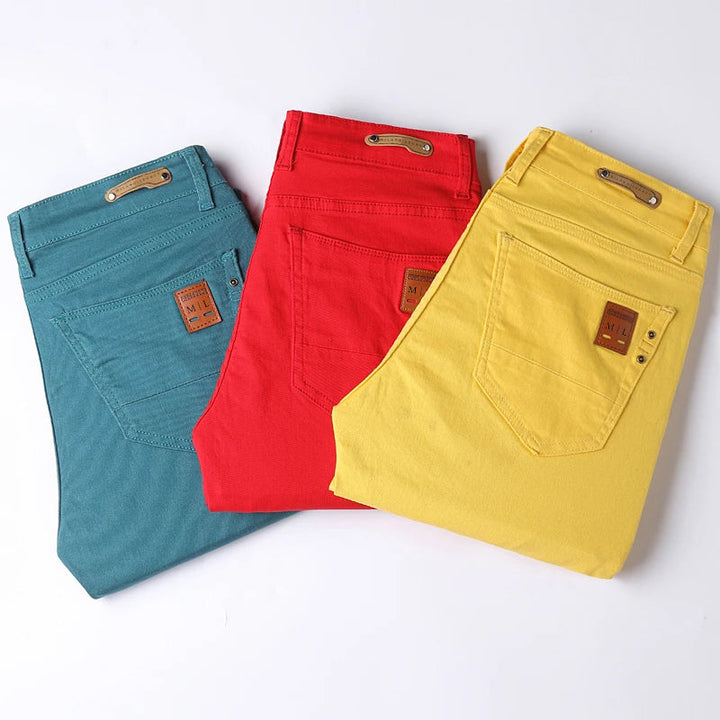Grå herr stretchjeans i slim fit, fotad framifrån, framhäver den slimmade siluetten