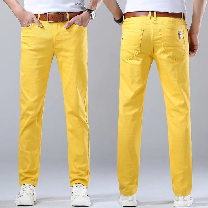 Bruna stretchjeans för herr, slim fit, från sidan, belyser den moderna och snygga designen