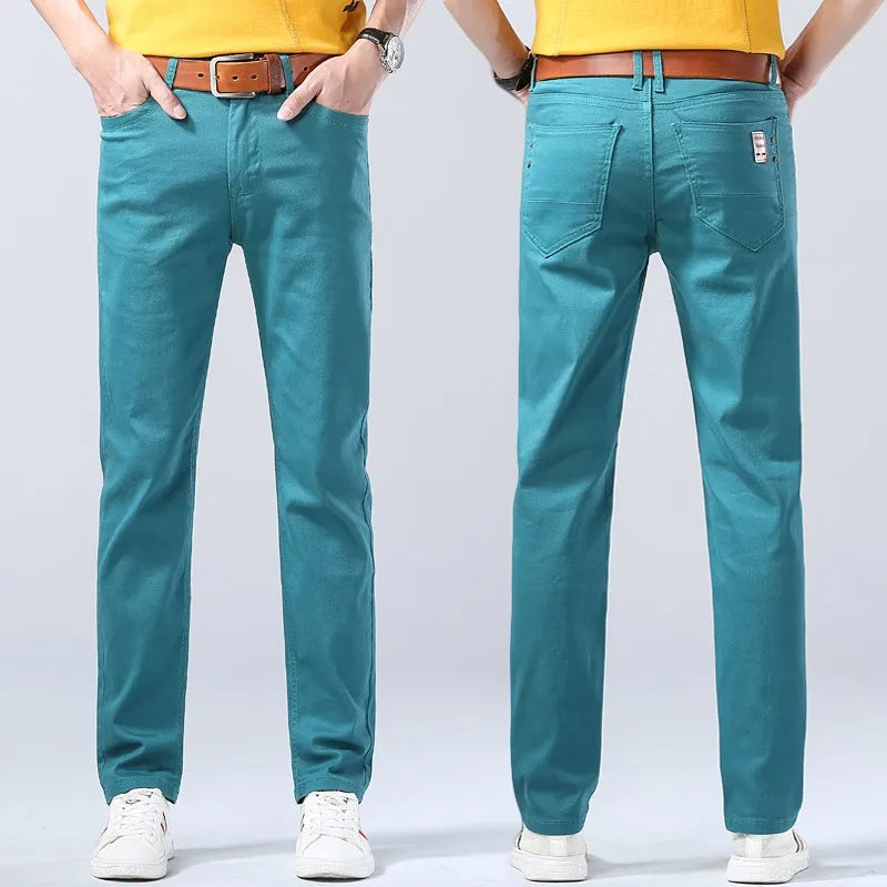 Detaljbild på ficka hos herr slim fit stretchjeans, med nitar och sömmar, högkvalitativa herrkläder