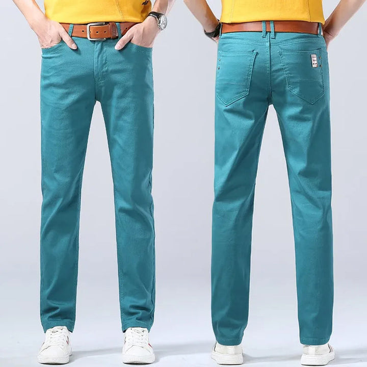 Detaljbild på ficka hos herr slim fit stretchjeans, med nitar och sömmar, högkvalitativa herrkläder