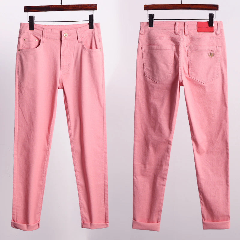 Vit bakgrund med uppvikta herr stretchjeans slim fit, detalj på benslut, ett trendigt val