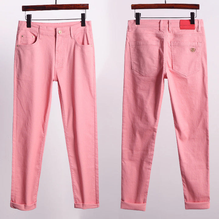 Vit bakgrund med uppvikta herr stretchjeans slim fit, detalj på benslut, ett trendigt val