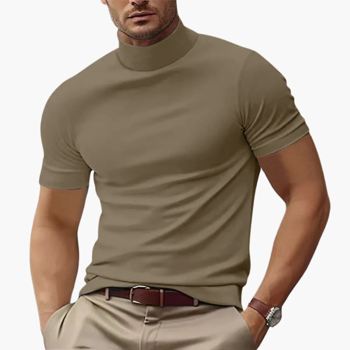 Vit herr t-shirt med polokrage och kort ärm, stilren slim fit vardagströja i flera färger.