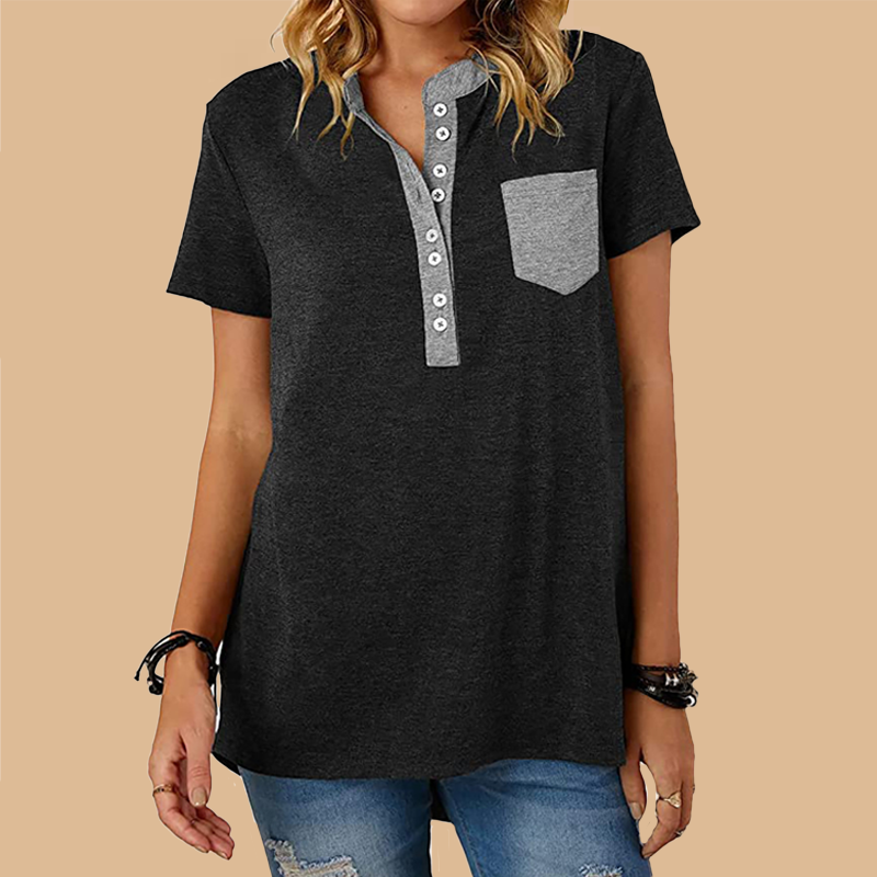 "Herr t-shirt med ståkrage, knappdetaljer och ficka i bomull. Perfekt för vardag och speciella tillfällen."
