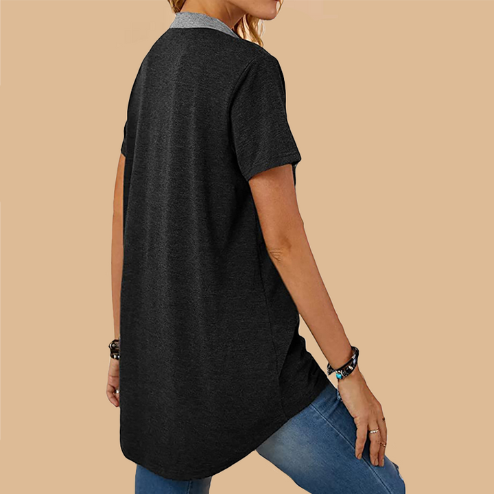 "Herr t-shirt med ståkrage, knappdetaljer och ficka i bomull. Perfekt för vardag och speciella tillfällen."