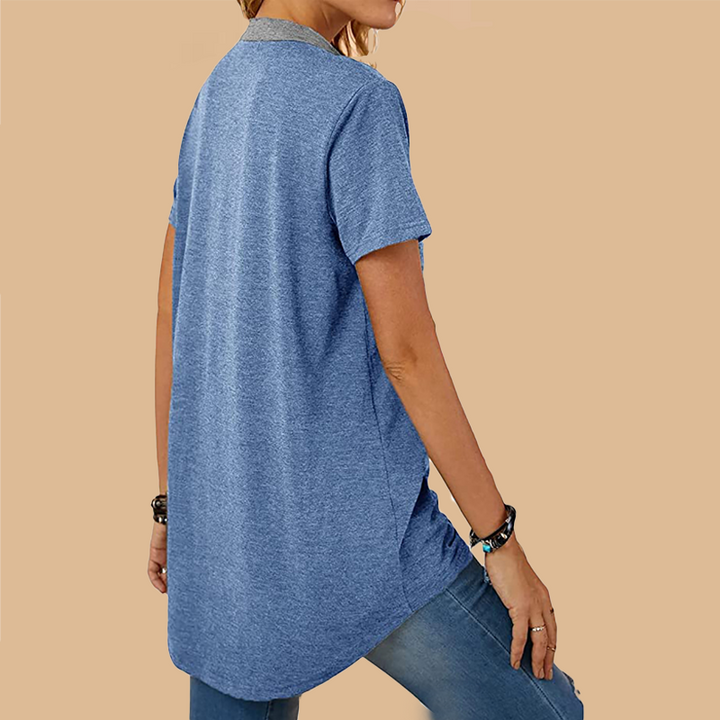 "Herr t-shirt med ståkrage, knappdetaljer och ficka i bomull. Perfekt för vardag och speciella tillfällen."