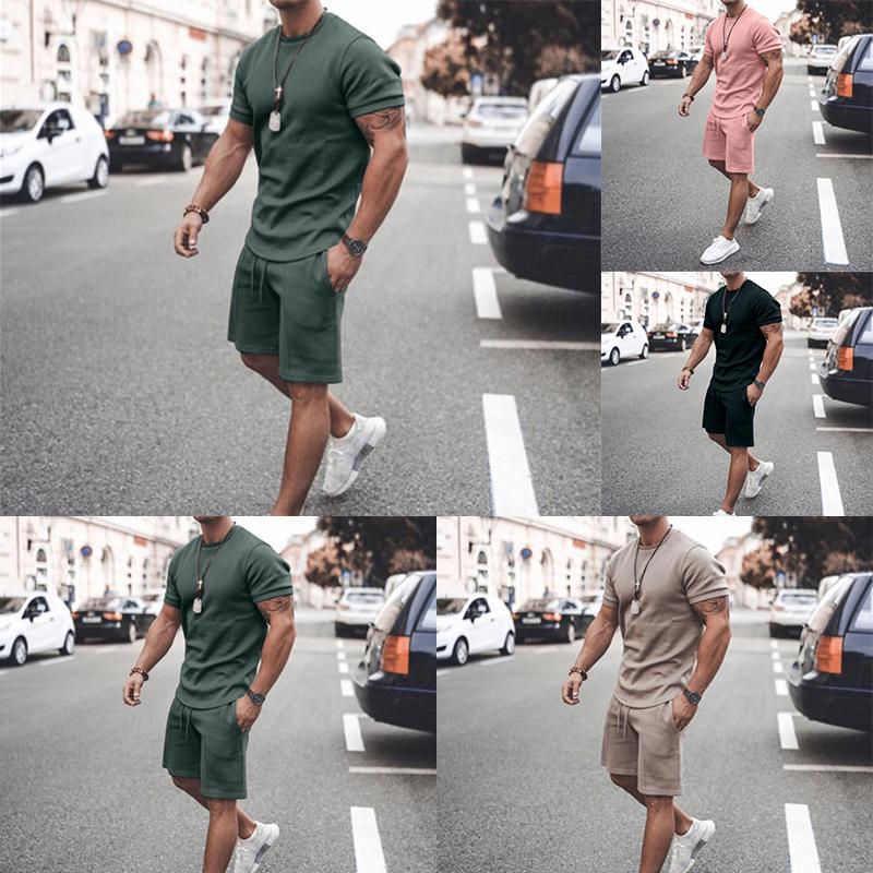 "Herr T-shirt och shorts set, framifrån. Snygg och bekväm outfit för träning, perfekt för sommardagar."