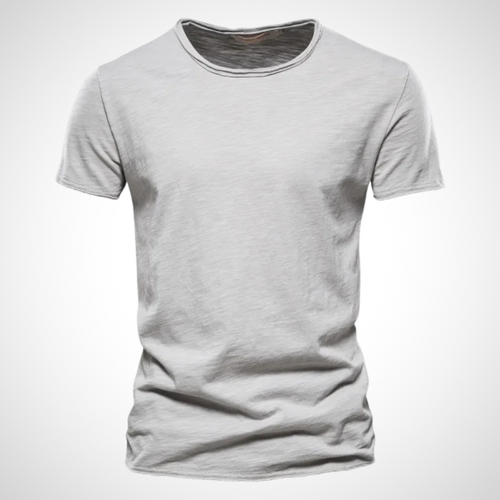 Herr T-shirt, tidlös design, rundhals. Perfekt basplagg för vardag och fritid med komfort.