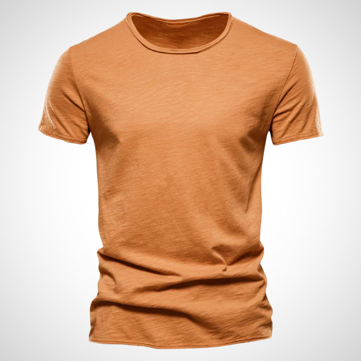 Herr T-shirt för komfort, basplagg. Mångsidig design för en stilren vardagslook.
