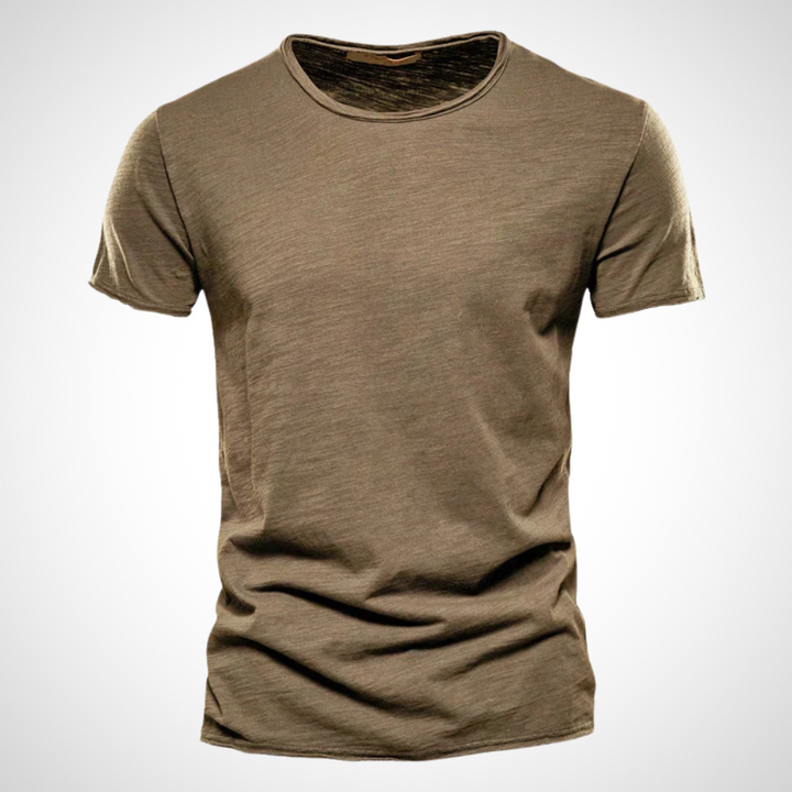 Enfärgad herr T-shirt med rundhals, tidlös stil. Komfortabel för vardagsbruk året runt.